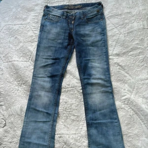 Blå jeans från Timezone - Säljer ett par snygga blå jeans från Timezone. De har broderade detaljer på bakfickorna. Jag säljer de för att när jag beställde jeansen så var de lite för långa på mig eftersom att jag är 155 cm lång. De är helt nya och har aldrig använt de. Hör av för frågor💗