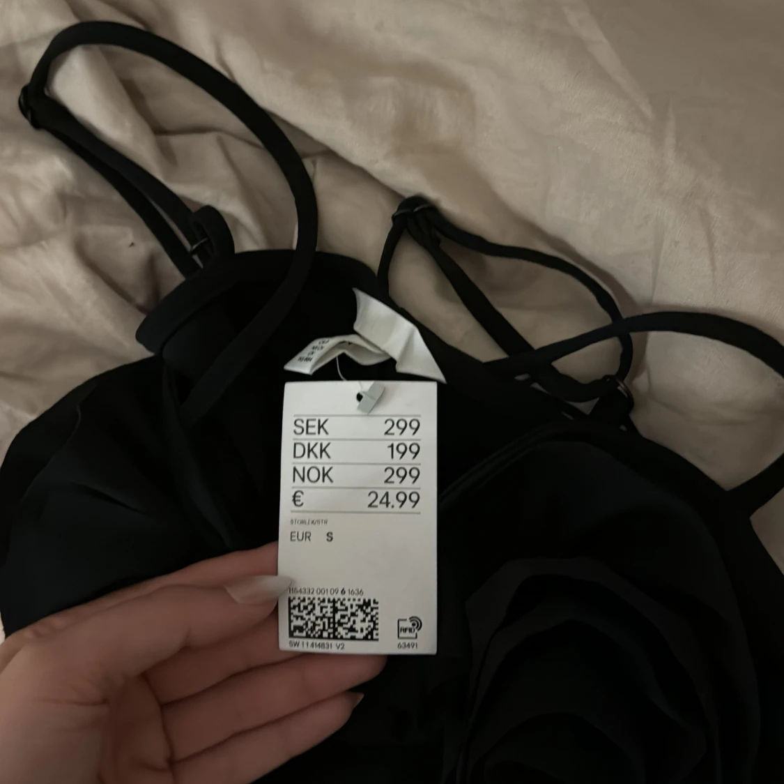 Svart klänning med rosor - 91