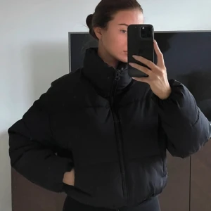 Svart puffer jacka - Jätte fin basic svart puffer jacka som jag har använt under vintern❤️(lånade bilder)