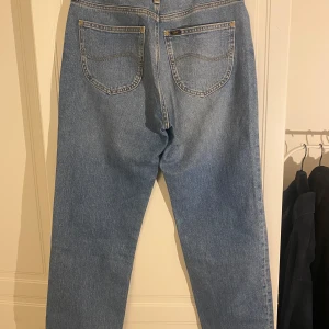 Lee Jeans  - Lee Jeans  Modell Carol  W28 L 33 Knappt använda  Rak modell 