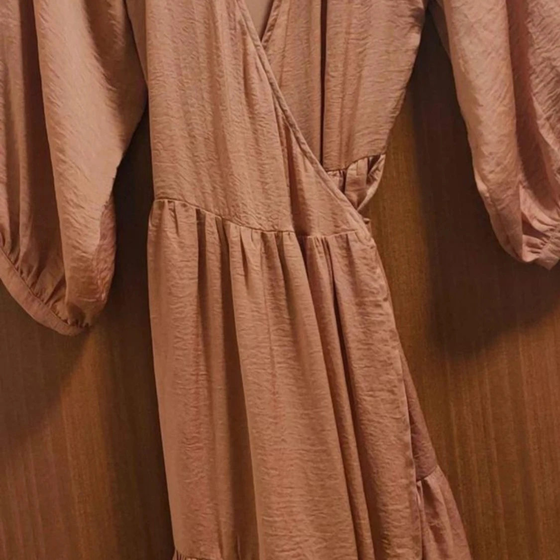 Omlottklänning från Neo Noir stl S Tyget get en Satin känsla, färgen heter Rusty Rose  - 90