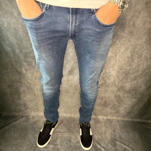 REPLAY ANBASS HYPERFLEX  - // Replay anbass jeans | Storlek W33/L32 | Nypris runt 1800kr | Kontakta för fler frågor eller funderingar // Deluxecloset 