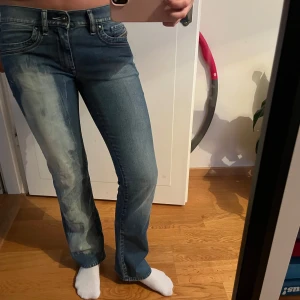 Blå bootcut jeans diesel  - Diesel jeans med blekningar i bra skick. Perfekta för både vardag och fest! 💙Kan sprättas upp om korta!