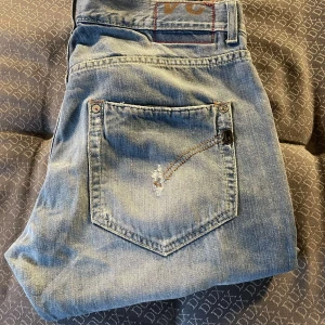 Dondup Jeans - Tja säljer dessa feta Dondup jeans i värgen blå jeansen är i utmärkt skick , det finns några mindre defekter men absolut inget som syns tveka inte att fråga några frågor 💯💯💯