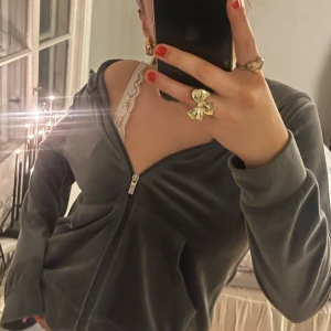 Grå mjukis tröja  - En mysig luvtröja från Gina Tricot i storlek L❣️