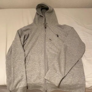 Ralph Lauren Zip up - Köpt och haft i någon månad men inte passat mig bra så säljer vidare.