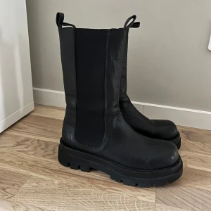 Boots i äkta läder  - Sparsamt använda, inget spec att anmärka på. Jättefin modell som inte verkar finnas kvar på hemsidan