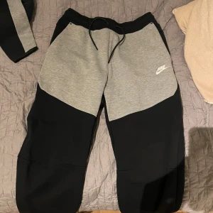 Nike Tech Fleece - Säljer även här ett likadant par av Nike Tech Fleece byxor som förra inlägget men i skillnad från den förra så har denna inga ”klor” fläckar eller fläckar i huvudtaget. Den är som i ny skick direkt från förpackningen och har väldigt, väldigt sällan varit använd! Storlek L.