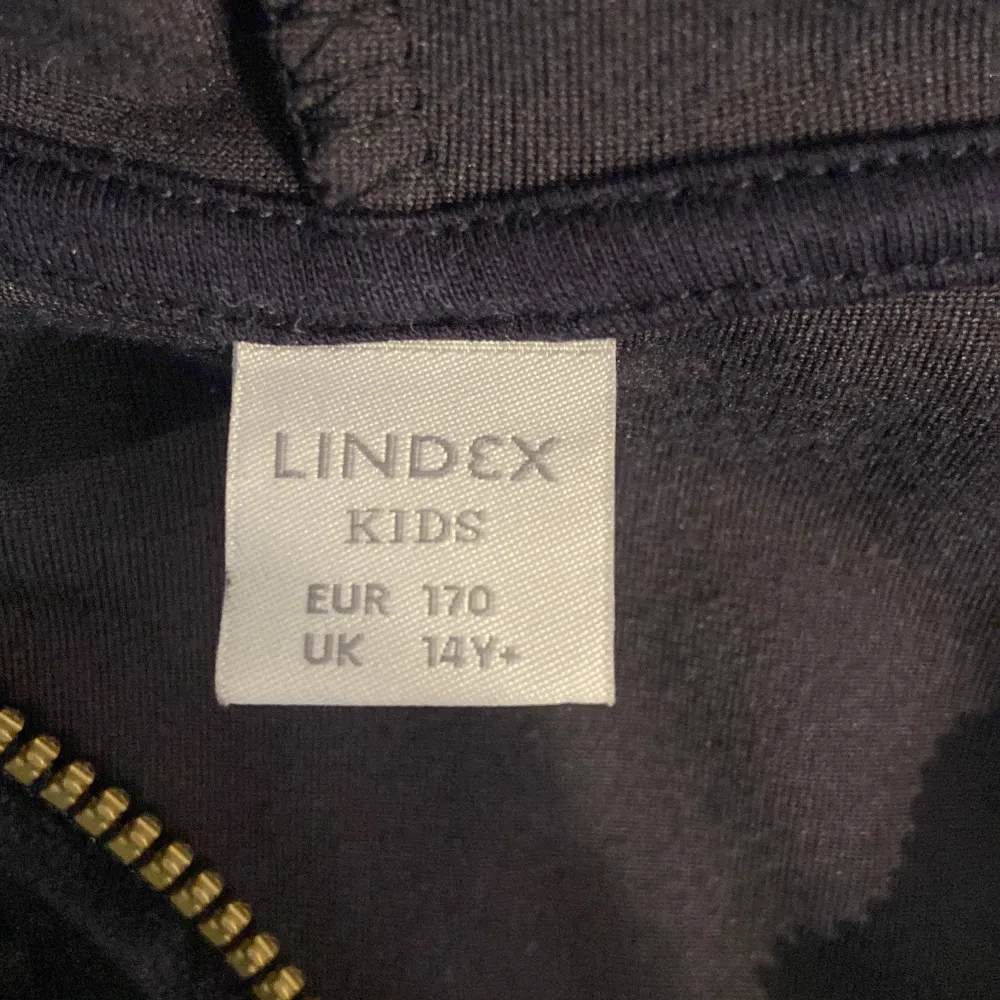 Säljer en supermjuk och mysig mörkblå hoodie från Lindex i storlek 170. Den har en guldfärgad dragkedja och en liten broderad fågel på bröstet. Ganska gammal men bara använd typ 10-12 gånger. Tröjor & Koftor.