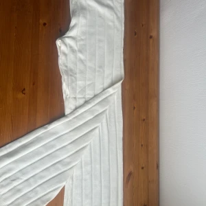 Vita ribbade byxor från H&M , Large ( Ny Skick) - Säljer ett par ny skick snygga vita ribbade byxor från H&M i storlek L. De är superbekväma och perfekta för både vardag och fest. Byxorna har en stilren design med en mjuk och stretchig känsla. Perfekta för att matcha med en enkel topp eller en mysig tröja.