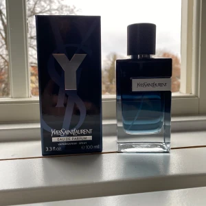 YSL Parfym  - Säljer denna goda YSL EDP parfym till ett mycket bra pris🫡💯. Den är 100/100 ml då jag har använt 1 sprut av den🤝💯Köpt för 1500kr men säljer endast för 899kr🤝Hör av er vid frågor eller funderingar🤝💯🫡