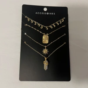 4-pack guldiga halsband  - Säljer detta set med 4 stycken guldiga halsband som aldrig kommit till användning🤍