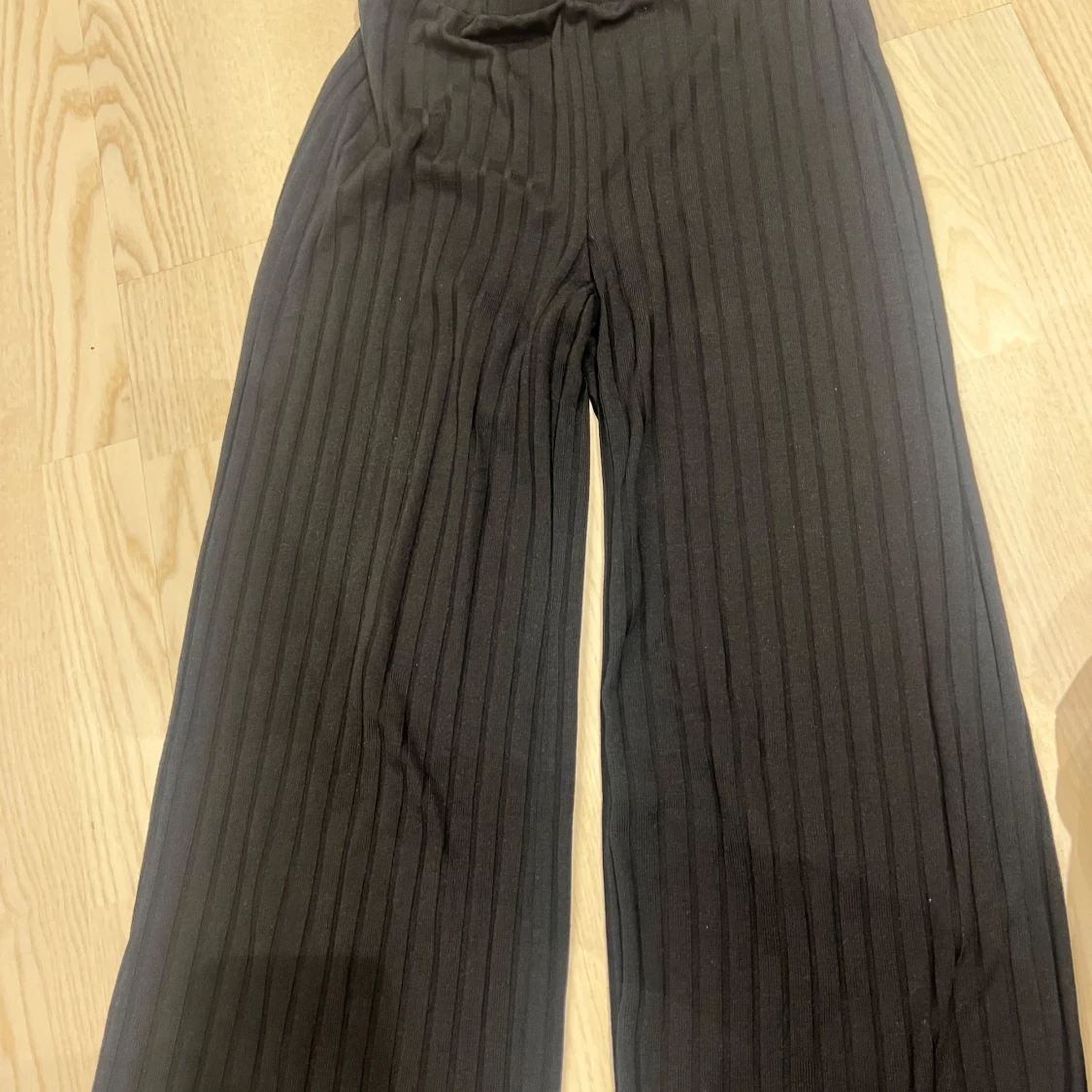 Svarta ribbade byxor från NAKD - 90