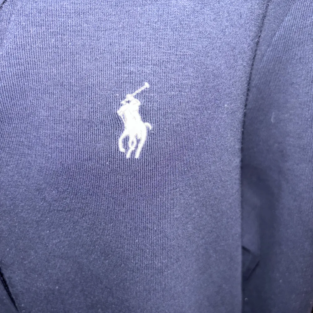 Säljer en snygg mörkblå hoodie från Ralph Lauren i mycket bra skick. Nypris 2099kr mitt pris 899!. Tröjor & Koftor.