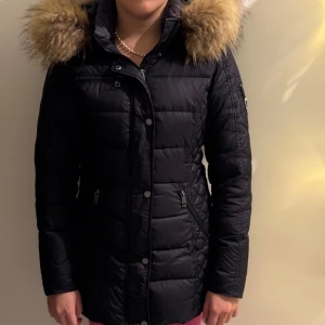 Rockandblue jacka - Säljer en svart dunjacka från Rockandblue. Modellen mid beam. Storlek 36 men ganska liten passform. Fint skick 