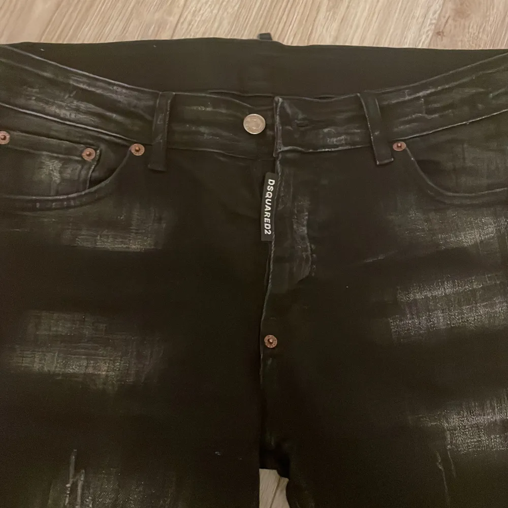 Använda 1 gång, bra skick. Storlek 46 i dsq storlekar. Jag tror det motsvarar S i storlek men är inte helt säker. . Jeans & Byxor.