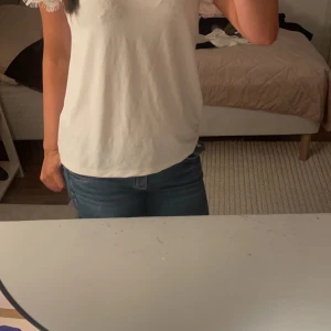 Vit blus med spetsdetaljer - Säljer en söt vit blus med spetsdetaljer vid ärmslut och hals. Perfekt för både vardag och fest! Blusen har en normal passform och är tillverkad i ett mjukt material som känns skönt mot huden.💕💕