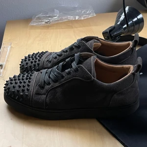Christian Louboutin - Säljer nu mina Loubs då dom inte passar mig längre.. Skick 7/10 använts i ett år dock har båda dojjorna har tappat 1 tagg 🥲 men det går att fixa själv låda dustbag och tillbehör följs med.