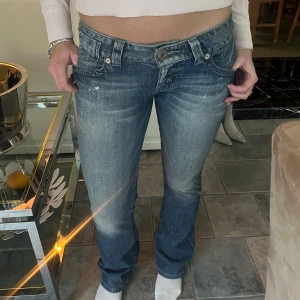 Lågmidjade utsvängda jeans - Väldigt fina jeans från guess! De är lowwaist med coola detaljer och fickor! Modellen är 165 och satt jätte fint! Kom privat för mått eller frågor!🥰