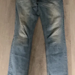 Blå jeans i bra skick - Säljer ett par klassiska blå jeans i bra skick. De har en normal passform och är perfekta för vardagsbruk. Jeansen har en snygg tvättad look och är gjorda i slitstarkt denim. Perfekta för både höst och vår!