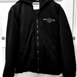 Moschino jacka med huva / hoodie  - Moschino jacka med huva / hoodie  Storlek L men passar även storlek M Mycket bra skick