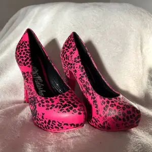 Säljer ett par supercoola rosa pumps med leopardmönster. De har en hög klack och en spetsig tå, perfekt för en utekväll eller fest. Skorna är i syntetmaterial och i nytt skick. Storlek dam 38🌸😁