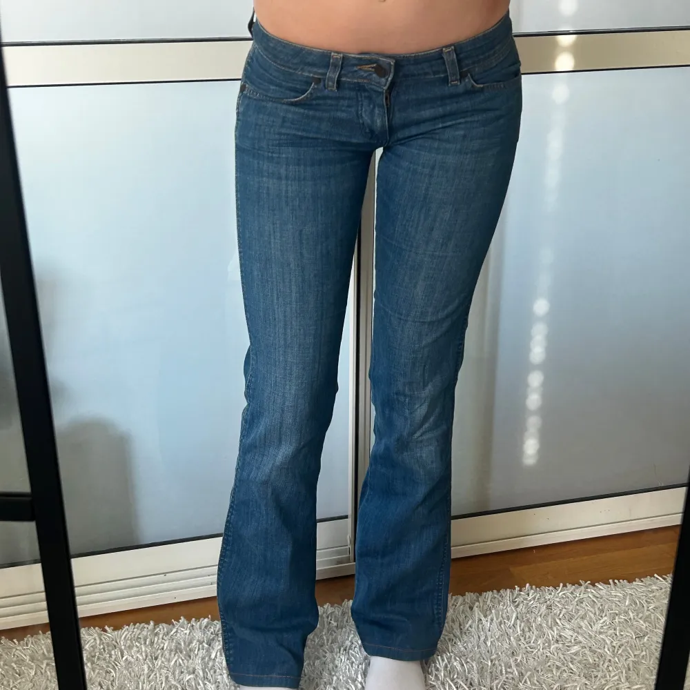 Lågmidjade jeans från Wrangler. Storlek w25 L32. Lite större i storlek enligt mig. (Jag brukar ha w26-w27) innerbenslängd:78 midjemått: 36 stretch till 38. Köp sker via köp nu, jag postar inom 24h. Kvar tills markerad såld . Jeans & Byxor.