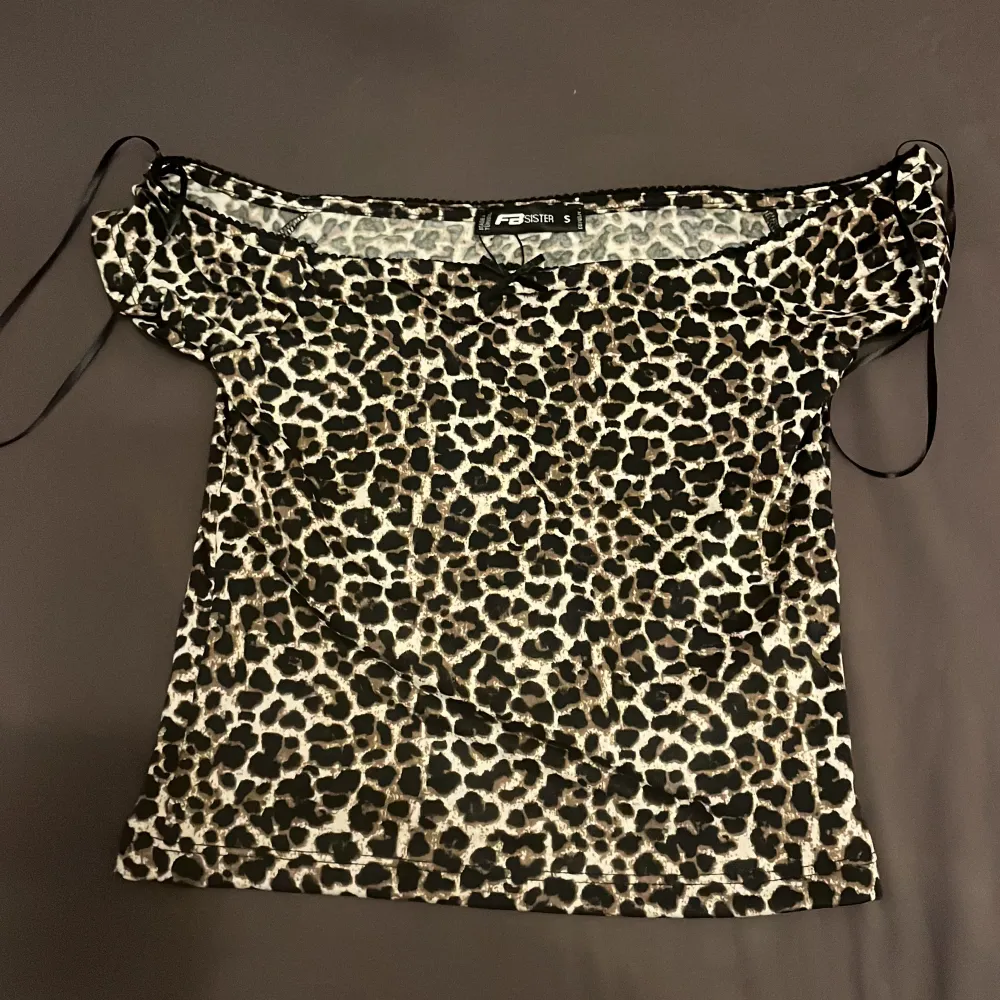 Säljer en supercool leopardmönstrad topp från New yorker i storlek S men den är väldigt liten i storleken så den skulle nog passa xs-xxs. Materialet är mjukt och stretchigt och är nog väldigt najs om den inte skulle vara för liten har ändrat provat den en gång. VÄLDIGT LITEN I STORLEK⚠️ pris går att diskuteras. Yläosat.