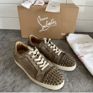 Louboutin Skor - Säljer du dessa snygga loubs | Storlek 42 men passar även 42 | Allt Og medföljer dvs: Box, Dustbag, Kortet, Kvitto | Skick 8/10(hälen) | Vid frågor är det bara att höra av sig 🙌