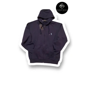 Mörkblå hoodie från Ralph Lauren - Säljer en snygg mörkblå zip hoodie från Ralph Lauren i storlek M. Men tröjan sitter som S!!! pågrund av att jag ryckte av lapen så gick den inte att reklamera. Det är därför jag säljer den till ett så pass bra pris🤝🥂 Perfekt för både höst och vår, och den är i nytt skick !!! medföljer påse, tags. 