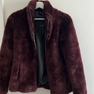 Päls jacka - Jätte fin päls jacka som är perfekt nu för hösten, jätte mjuk och gosig 🤗 