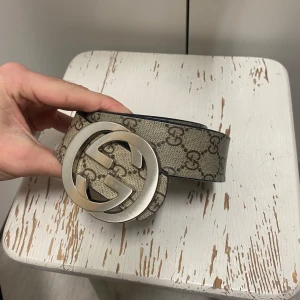 Bälte  - Säljer detta heta bältet för att den inte passar runt min midja längre. Säljs för riktigt bra pris för den är använd i gott skick. 