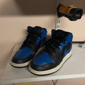 Nike Air Jordan 1 mid hyper royal  - Säljer ett par Nike Air Jordans 1 mid hyper royal.  är i bra skick. Dem har använts ett få tal gånger så tecken på användning finns 