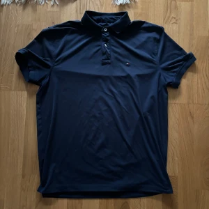 Tommy hilfiger polotröja  - Marinblå Tommy Hilfiger tröja. Se bilder för mått 