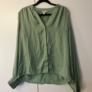 Blus - Säljer denna blus från Vero Moda då den ej kommer till användning! På vänster ärm finns ett litet märke, vet tyvärr inte vad det är eller om det går bort i tvätten. 