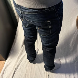 Dondup premium jeans - -Exklusiva italienska jeans från dondup -Sällsynt modell -mörkblå -modellen är ca 170 och de är lite långa på hnm!