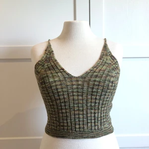 Multifärgad stickadtop  - Multifärgad stickad top. Funkar perfekt för vilken årstid som helst. Thriftad och märket saknas. Mycket bra skick, verkar vara använd få gånger. Mjukt material, känns som polyester.