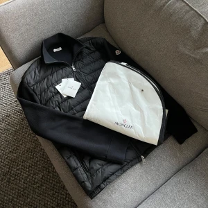 Moncler Cardigan - Säljer en skön cardigan i väldigt fint skick. Size xxl men sitter mindre. Hör av er vid funderingar!