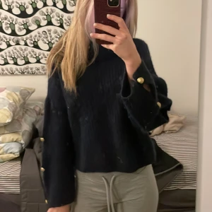 Stickad tröja🦋🦋 - Aldrig använd, Är storlek S/M men skulle uppskatta den som XS!❤️Den är polo med en krage som är väldigt bekväm 