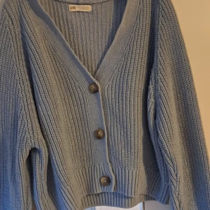 Stickad kofta  - Mysig ljusblå stickad kofta från STR i storlek M. Perfekt för kyliga höst- och vinterdagar. Koftan är i mycket bra skick och behöver en ny ägare! 💙