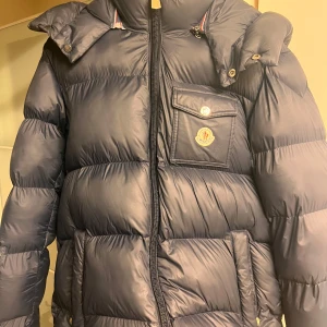 Moncler Jacka - Fin moncler jacka i bra skick  Storlek M/L OBS inget kvitto där av priset