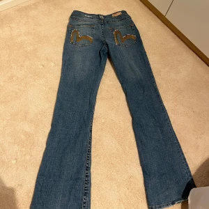 Lågmidjade jeans - Jättesnygga, utsvängda, unika och lågmidjade! Jag har sytt in dem i midjan men det går jättebra att sprätta upp (kan göra det åt dig), med insydd midja är de storlek s annars skulle jag mer säga storlek m. Säljer då de tyvärr är för stora för mig.🥰