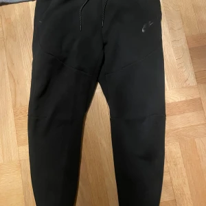Nike tech byxor storlek s - Fina Nike tech mjukisbyxor i bra skick storlek s nästan aldrig använda