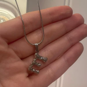 Halsband - Bokstaven går att ta av.