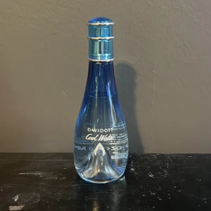 Davidoff Cool Water parfym - Säljer en flaska Davidoff Cool Water parfym. Flaskan är elegant och droppformad i en djupblå färg med ett silverfärgat lock. Perfekt för den som gillar fräscha och marina dofter. Passar både till vardags och speciella tillfällen.