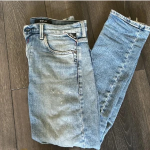 Replay jeans - Säljer dessa feta replay jeans pga dem är för små. Skick 4/10. Passar mellan 165-175 ish. Skriv vid minsta lilla fundering. Pris kan även diskuteras😀