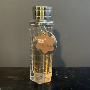 Mont Blanc Legend Pour Femme parfym - Säljer en elegant Mont Blanc Legend Pour Femme parfym. Flaskan är stilren och genomskinlig med ett silverfärgat lock. Perfekt för den som vill ha en sofistikerad doft i sin samling. Passar både till vardags och festliga tillfällen. 