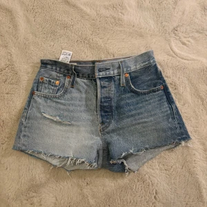 Jeans shorts - Säljer mina jeansshorts från Levis. De är i jättefint skick och endast testat nån gång.🩷