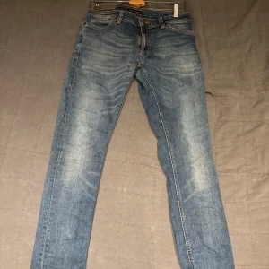 Nudie jeans - Säljer mina nudie jeans, inga defekter och väldigt fina. W31 och L32. Passform: Slimfit. Nypris ligger på 1600kr. Skriv vid funderingar!