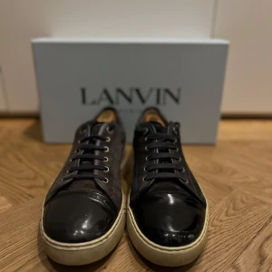 Lanvin - Säljer nu ett par Lanvins skor i storlek 45. Skorna är använda och sulan inuti är ganska sliten. Skick 6/10. Tveka inte på att höra av er för fler frågor eller liknande.